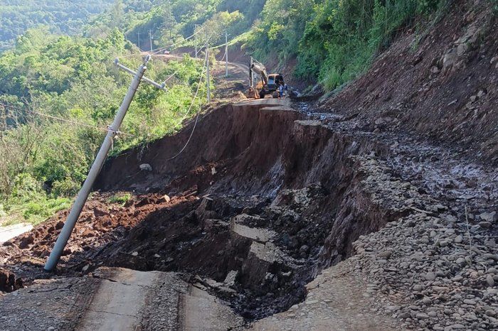 Deslizamento bloqueia estrada entre Santa Tereza e Roca Sales