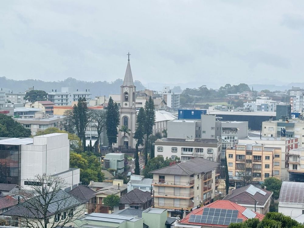 Semana começa com chuva, mas previsão indica melhora a partir de quarta-feira