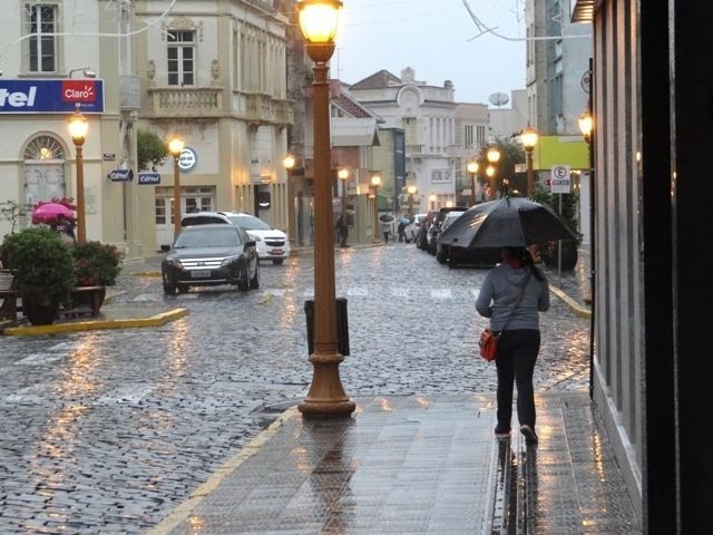 Dia da Criança com chuva e probabilidade de temporal na Serra