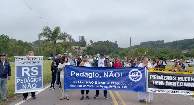 Manifestantes bloqueiam RS-453 entre Garibaldi e Carlos Barbosa
