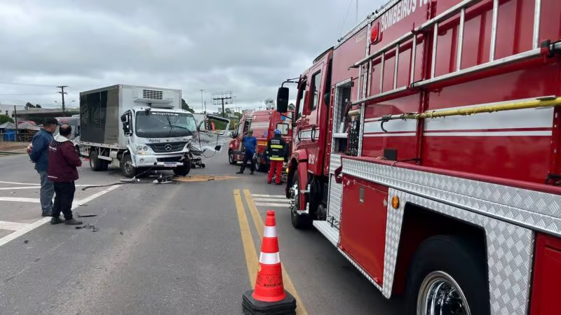 Colisão entre caminhões deixa homem ferido e complica trânsito na BR-470