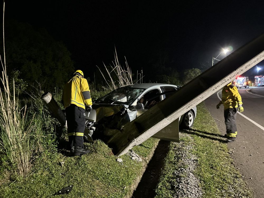 Motorista perde controle de carro e derruba poste em Carlos Barbosa