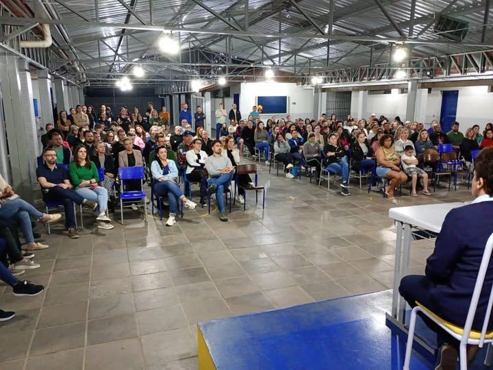 Comunidade dá aval e Escola Carlos Barbosa será municipalizada até 2026