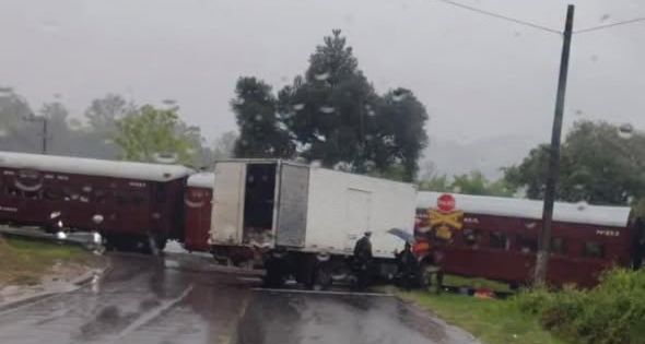  Caminhão colide com a Maria Fumaça quando locomotiva passava por Tamandaré