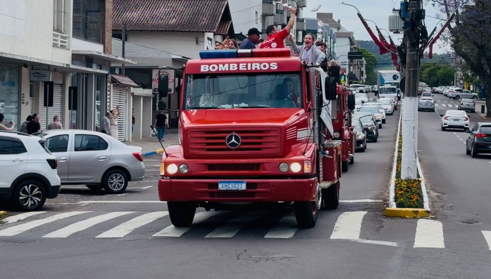 Banda Marcial da Escola Visconde de Cairú é recebida com festa em Garibaldi
