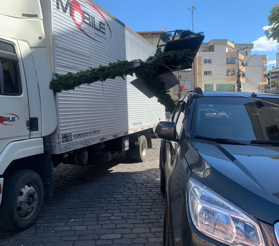 Motoristas "desatentos" destroem decoração natalina duas vezes em Garibaldi