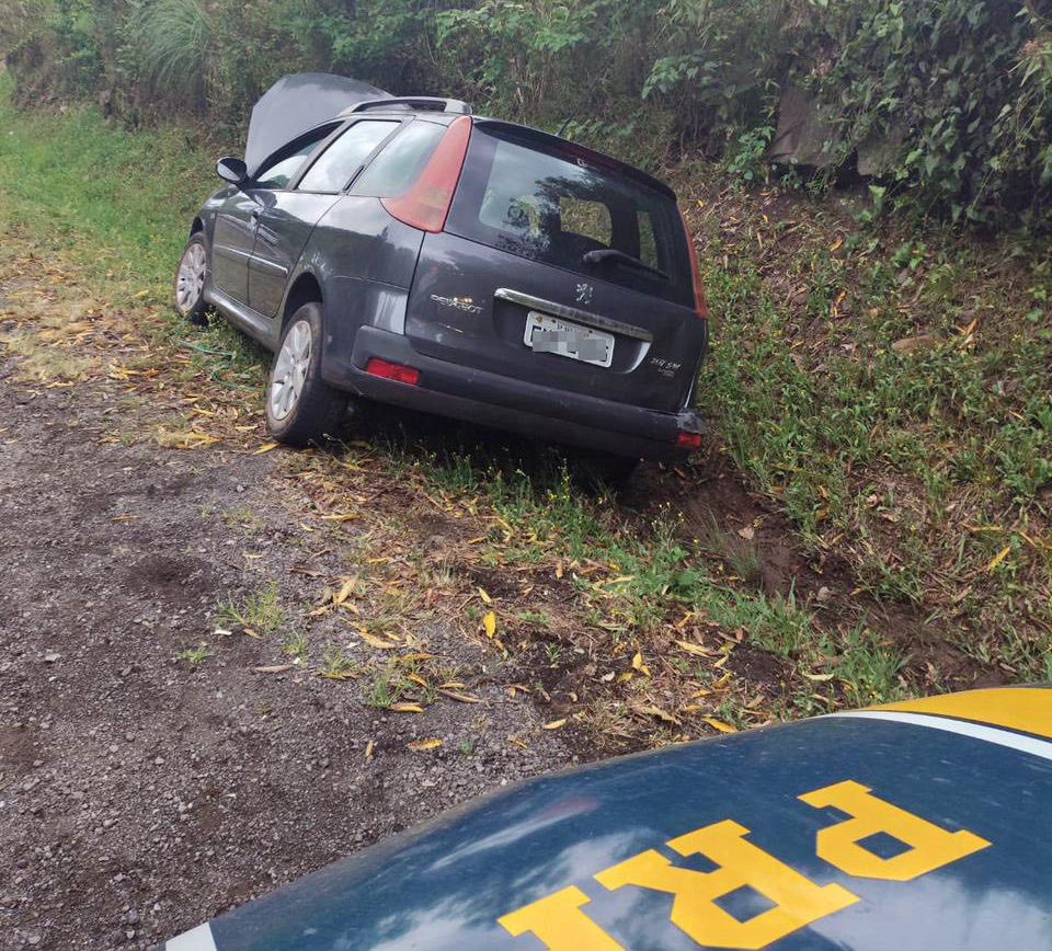 Motorista Bêbado perde o controle em ultrapassagem e acaba preso na BR-470