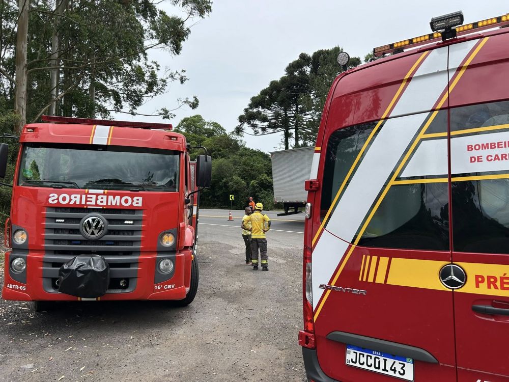 Duas carretas colidem na ERS-446 em Carlos Barbosa