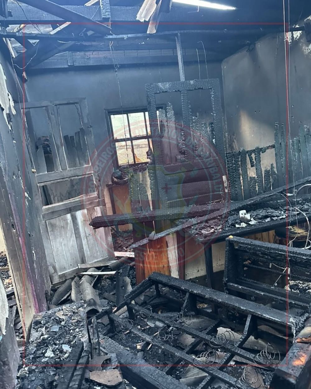 Incêndio destrói residência durante a madrugada em Garibaldi