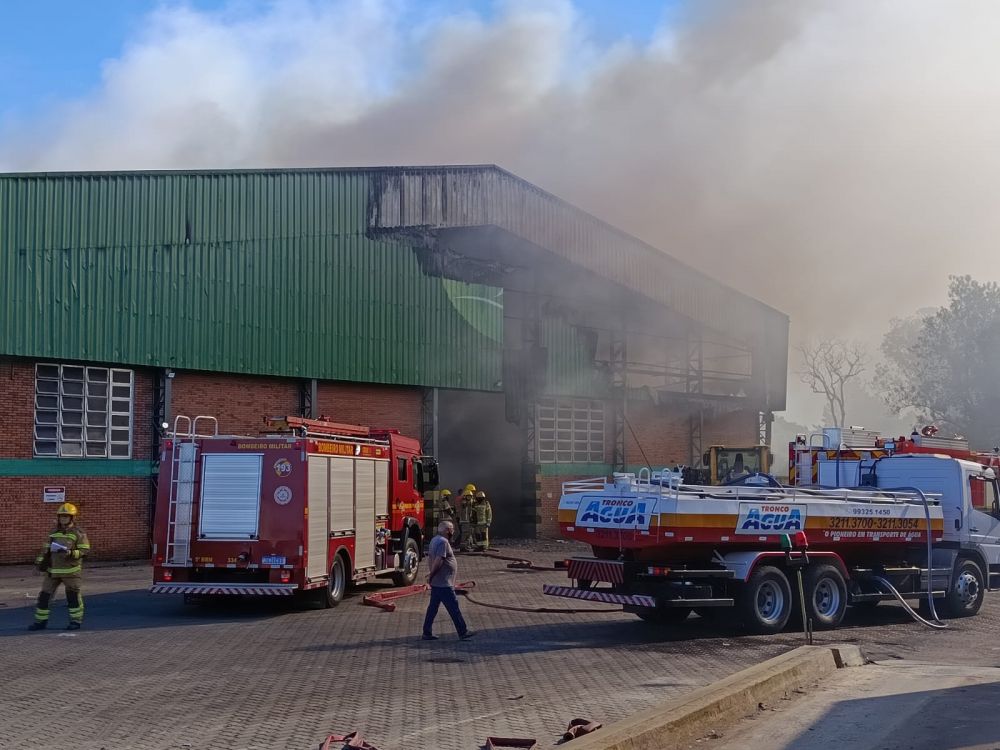 Bombeiros de Farroupilha e Caxias combatem incêndio na ERS -122