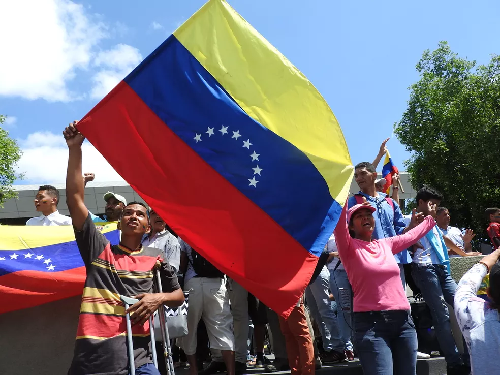 Venezuelanos que moram em Bento e Garibaldi celebram a queda do ditador Maduro