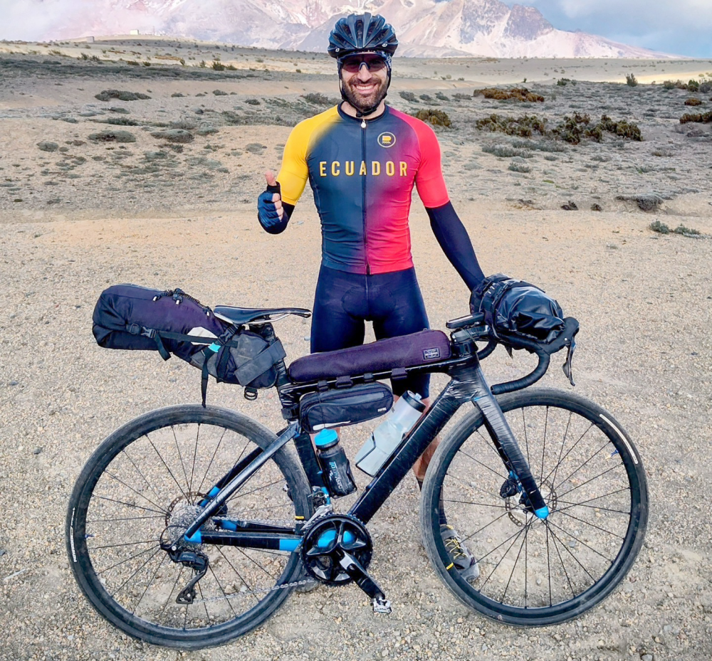 Sozinho, ciclista de Carlos Barbosa cruza o Equador e chega ao topo do planeta