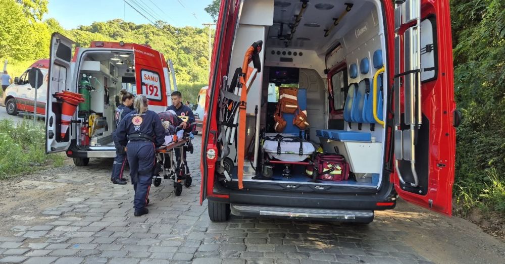 Cerca de 30 pessoas ficam feridas devido acidente com micro-ônibus em Bento
