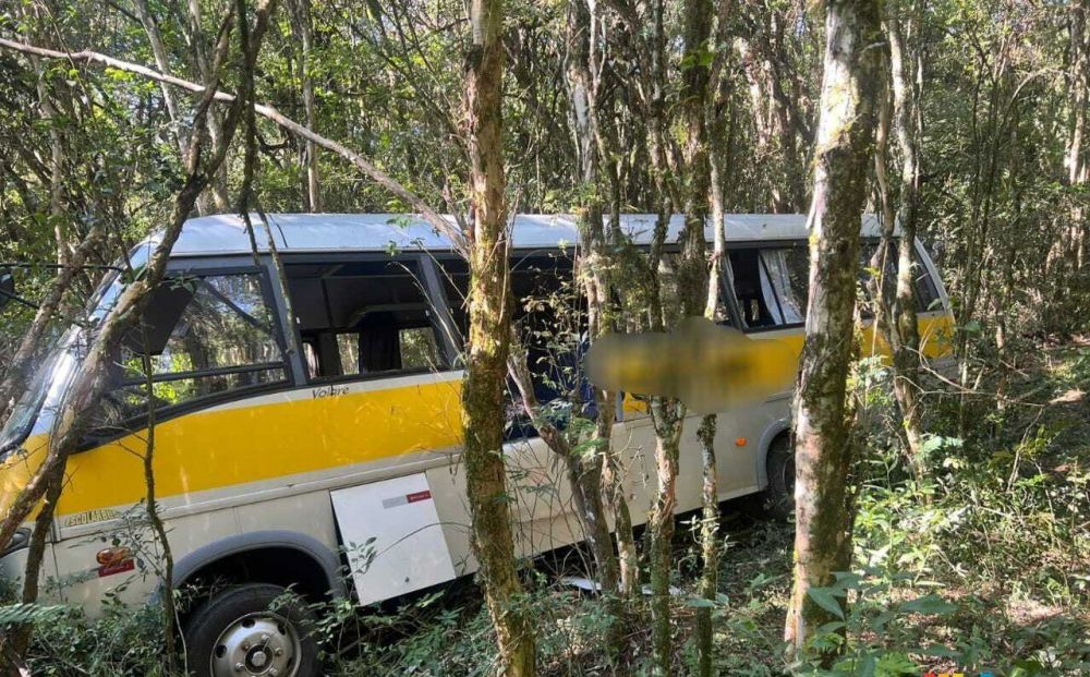 Dois passageiros seguem na UTI e cinco internados após acidente com micro-ônibus 