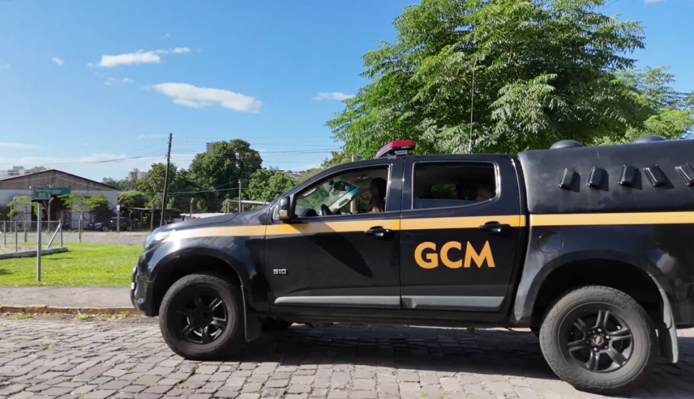 Operação varre ruas e retira veículos abandonados em Bento Gonçalves