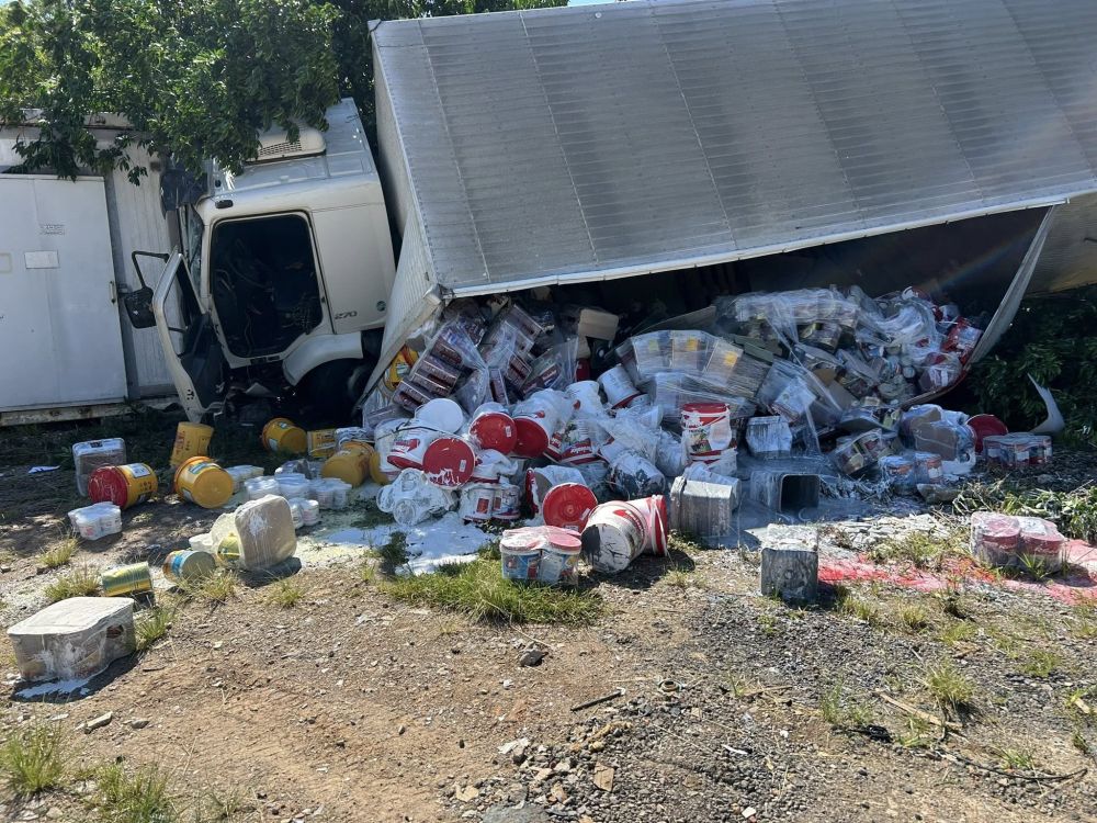 Sem controle, caminhão cruza a BR-470 e cai de barranco em Carlos Barbosa 