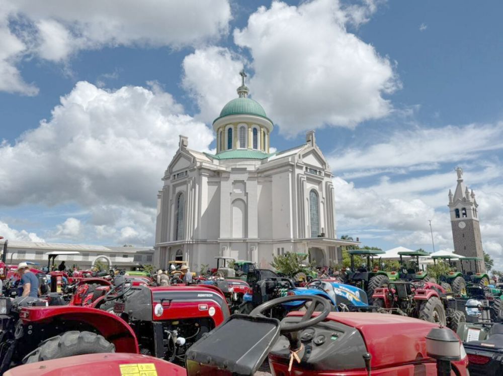 Mais de 260 agricultores lotam Caravaggio e transformam tratores em gesto de devoção