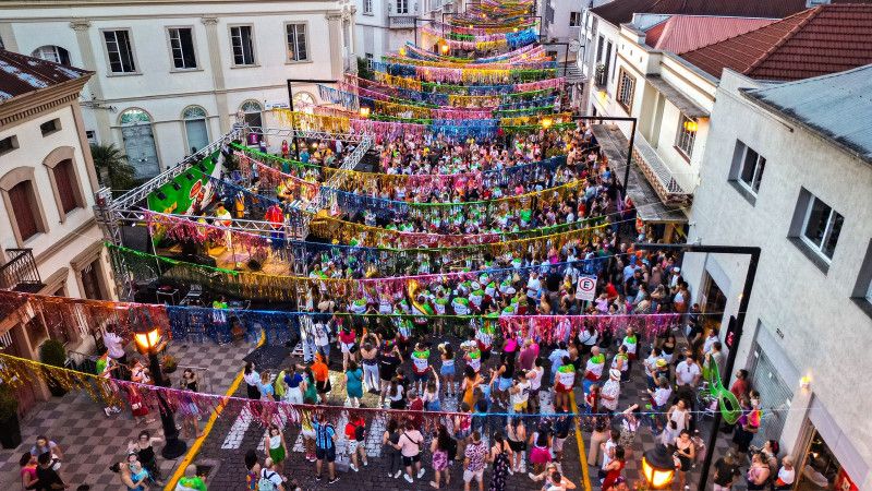 Centro histórico vira passarela da folia em Garibaldi no Carnaval Retrô