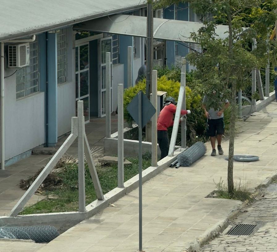 Cerca desaparece, tela vai para a calçada e prefeito vira “vigia” em Carlos Barbosa