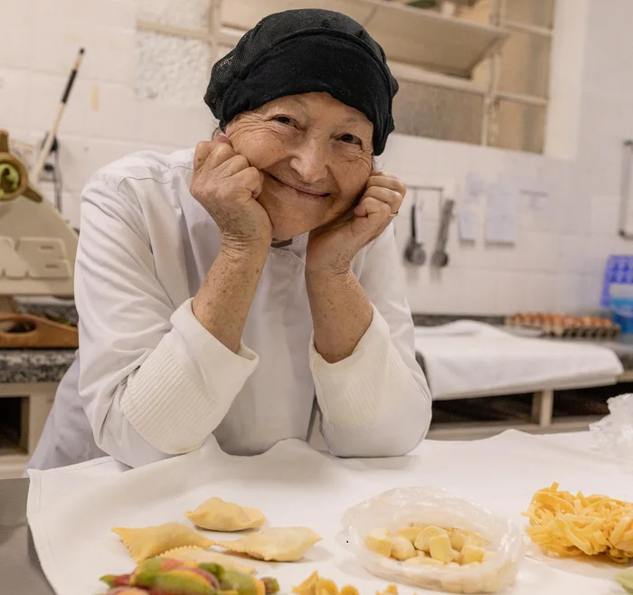 Há mais de 70 anos na mesma cozinha, Dona Pina vira símbolo da tradição italiana em livro