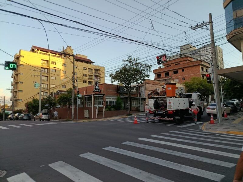 Caminhão enrosca em fiação, provoca apagão e paralisa centro de Farroupilha