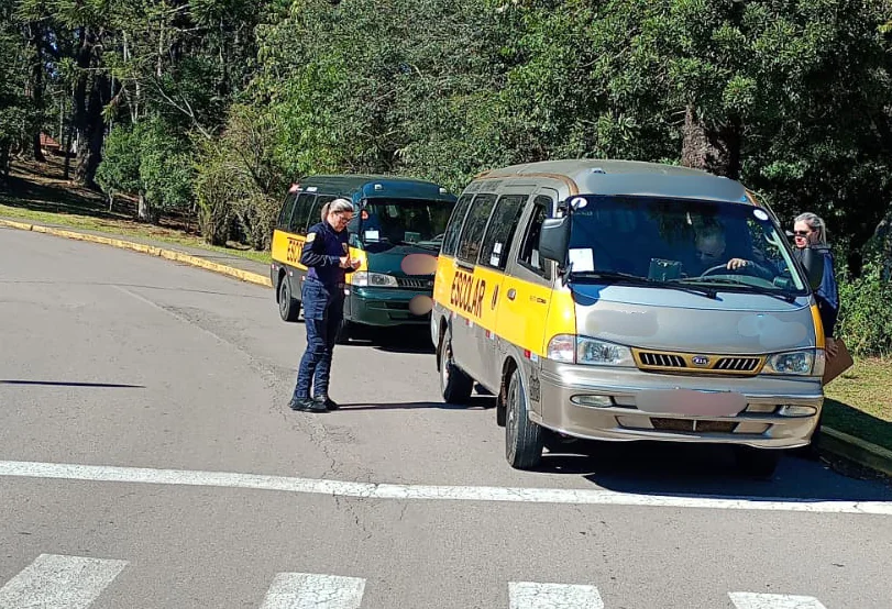 Fiscalização surpresa em vans e ônibus escolares è feita em Bento Gonçalves
