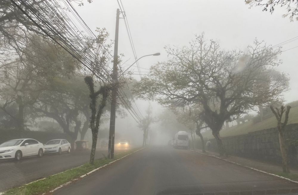 Garibaldi e Carlos Barbosa desaparecem na neblina e frio de 1,5°C