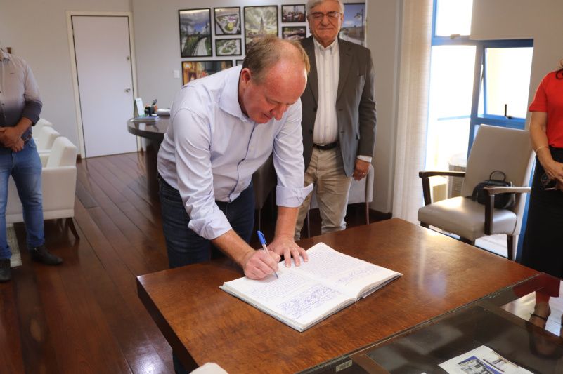 Adriano Carniel assume o comando da Prefeitura de Garibaldi 
