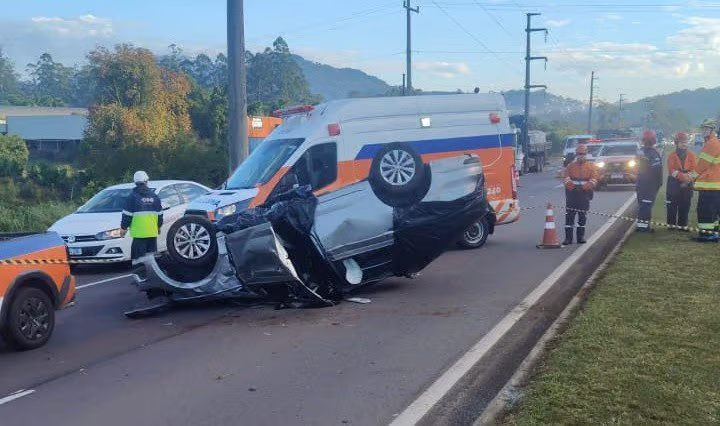 Grave acidente bloqueia dois sentidos da ERS 122 em Bom Princípio