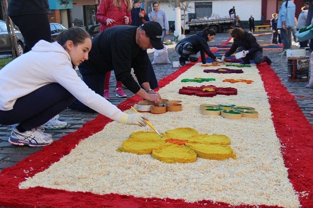 Corpus Christi mobiliza fiéis em Garibaldi e Carlos Barbosa com tapetes e procissões