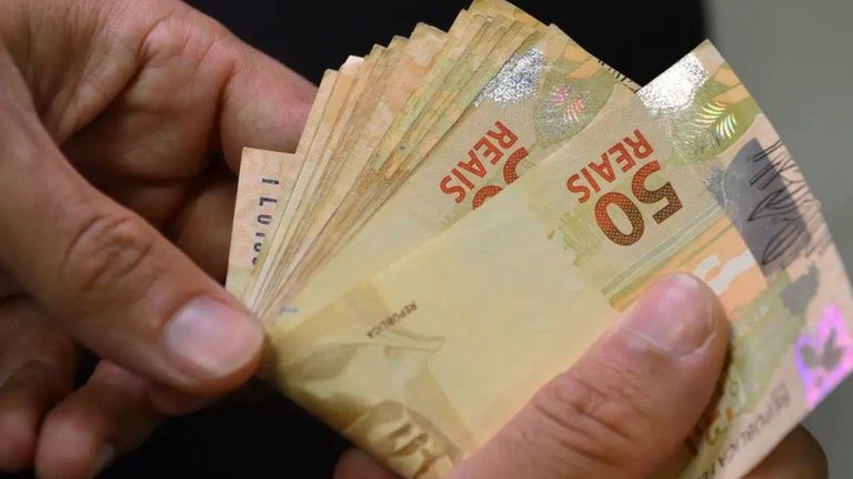 Prefeitura antecipa 13º salário e injeta mais de R$ 3 milhões na economia