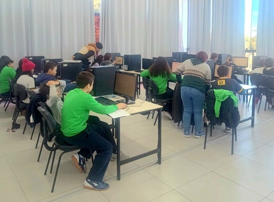 Alunos da EMEF Carlos Barbosa transformam Telecentro em sala de aula