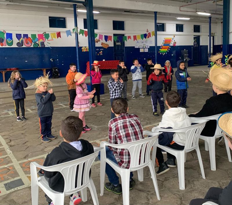 Arraiá reúne crianças, adolescentes e idosos para convivência em Garibaldi