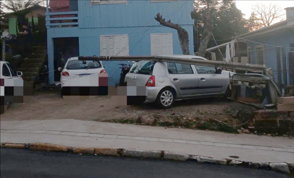 Caminhão enrosca em fios, arranca poste e provoca susto em Carlos Barbosa