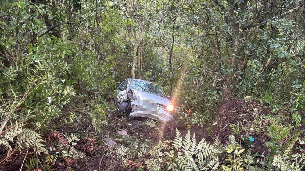 Carro atravessa BR-470 e despenca em barranco entre Carlos Barbosa e Garibaldi