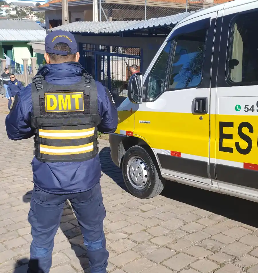 Blitze surpresa passa pente-fino em transporte escolar de Bento Gonçalves