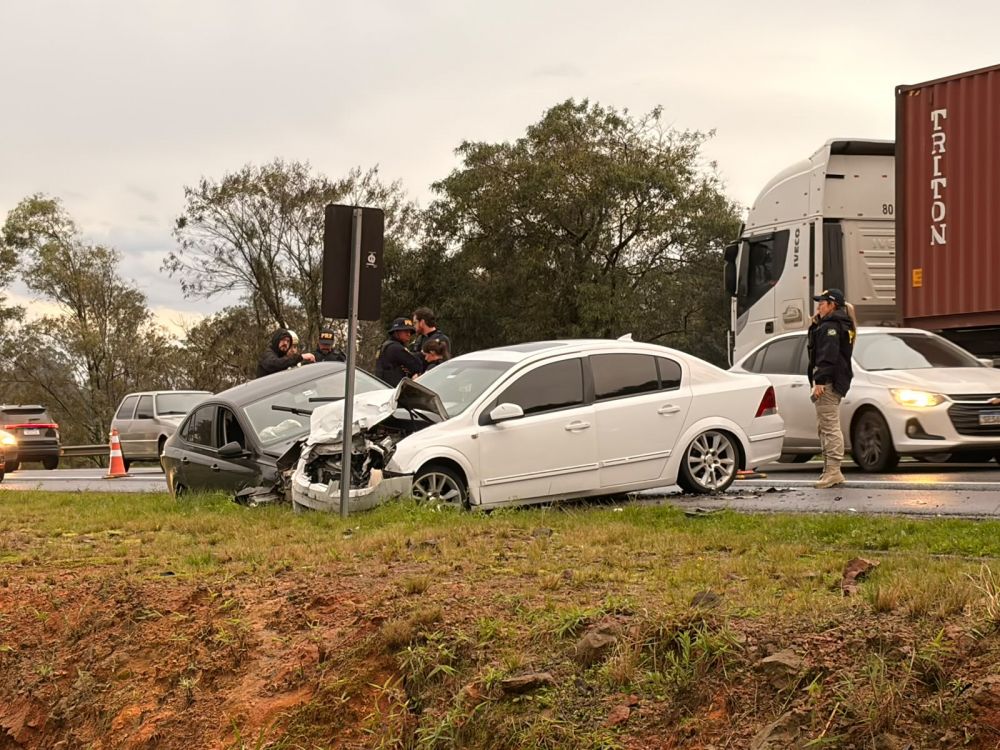 Colisão deixa motorista ferido e  provoca congestionamento na BR-470 em Garibaldi