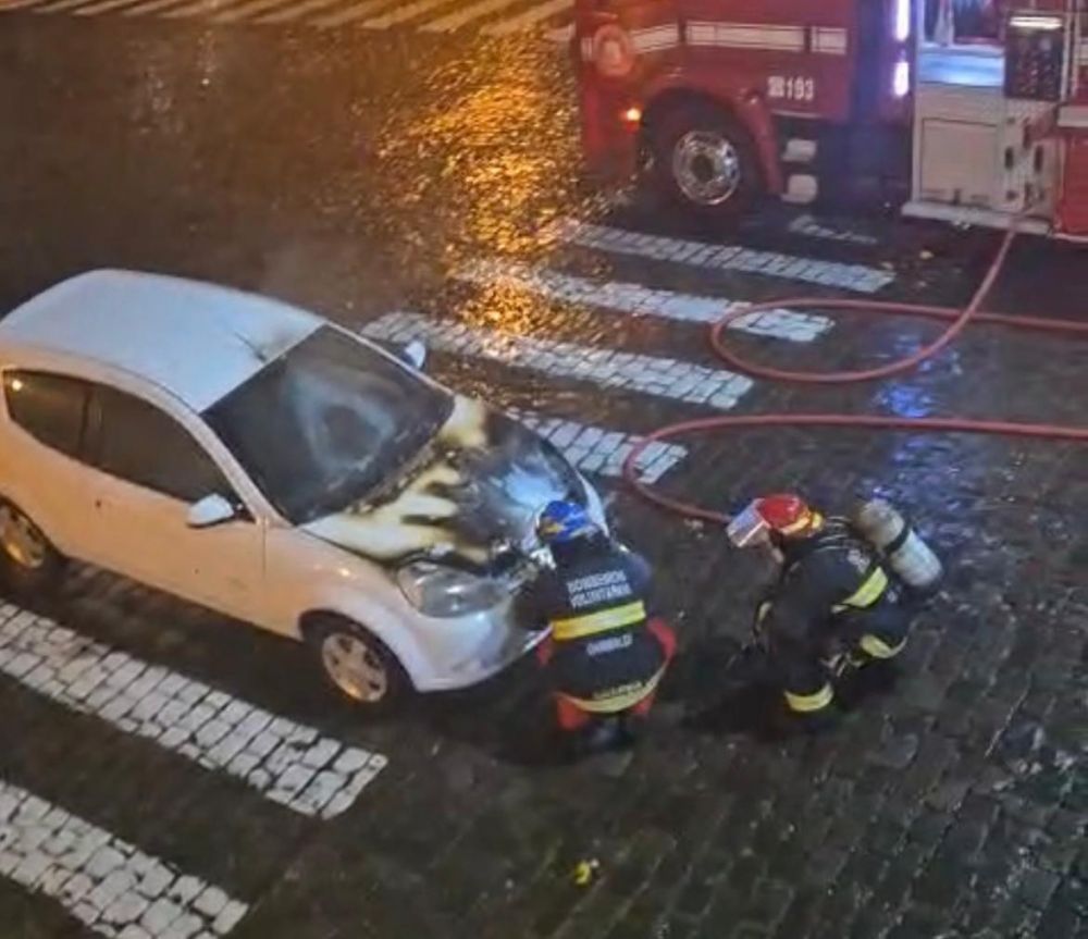 Automóvel pega fogo na esquina da Dante Grossi com a Júlio de Castilhos