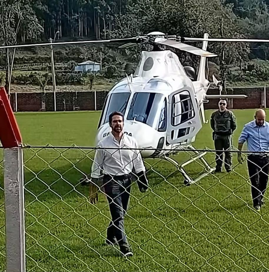 Eduardo Leite evita pedágios e vem de helicóptero para Santa Tereza
