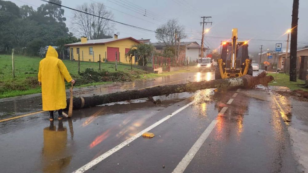 Temporal causa estragos em Garibaldi, Bento e Carlos Barbosa