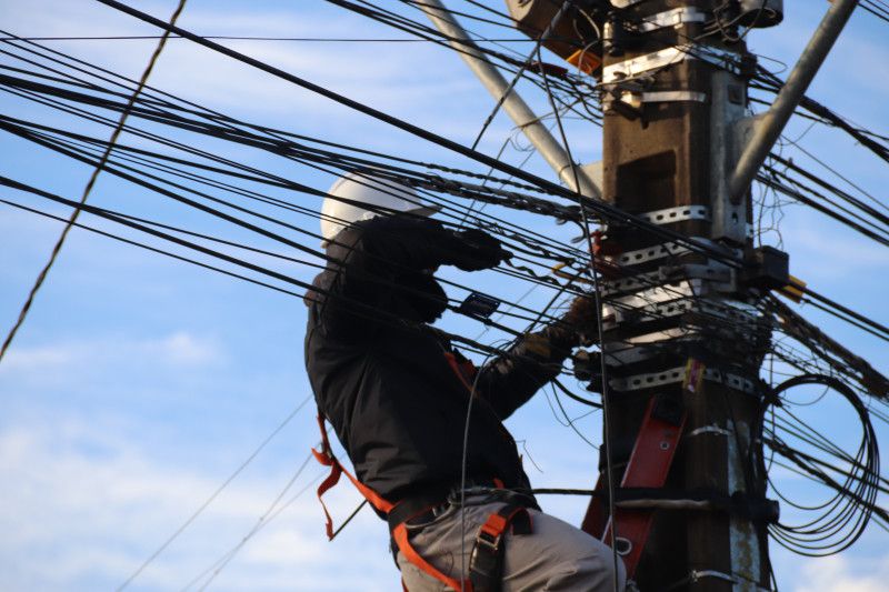 Mais uma etapa da  operação contra “emaranhado” de fios em Garibaldi