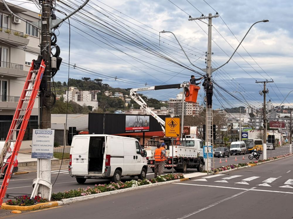 Quase uma tonelada de fios e cabos são retirados da principal avenida de Garibaldi 