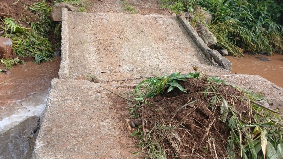 Chuva causa destruição em pontilhão no interior de Carlos Barbosa 