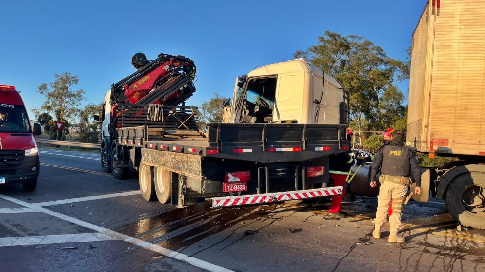 Colisão entre dois caminhões deixa motorista ferido na BR-470