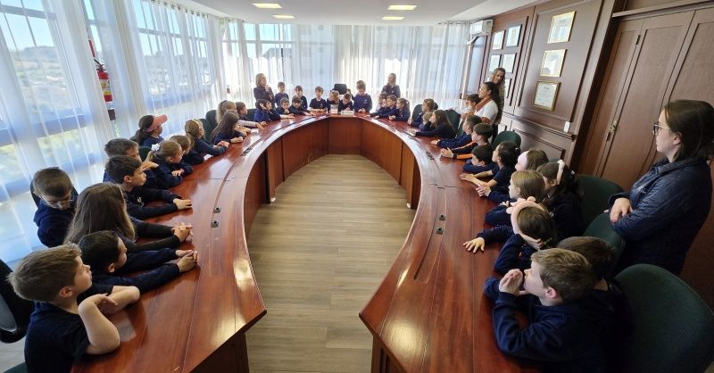 Vice-prefeita de Carlos Barbosa abre as portas do Gabinete para receber alunos