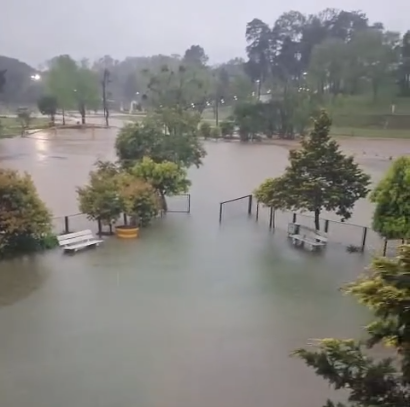Arroio Marrecão transborda e restaurante da Fenachamp fica debaixo d' água