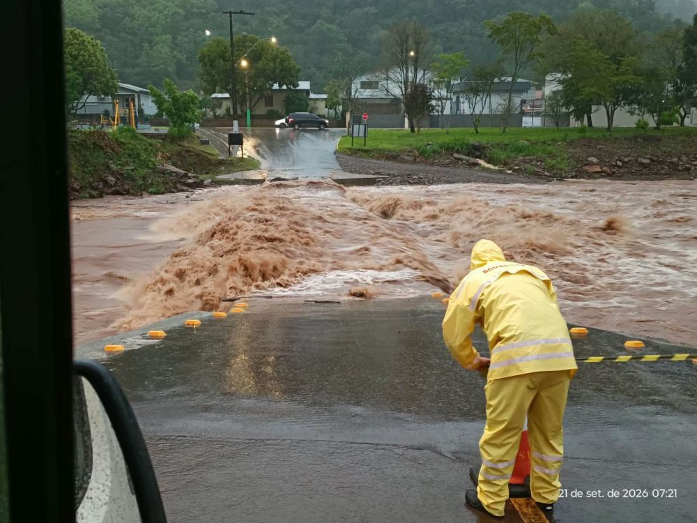 Chuva faz Arroio Forromeco subir e pontes são interditadas em São Vendelino