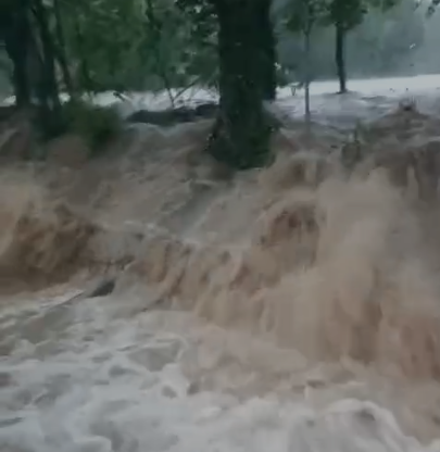 Vale dos Vinhedos entra em alerta com arroio que transbordou