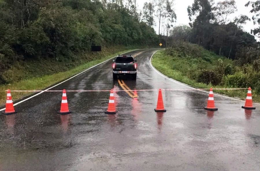 Chuva forte faz Defesa Civil interditar estrada em Carlos Barbosa