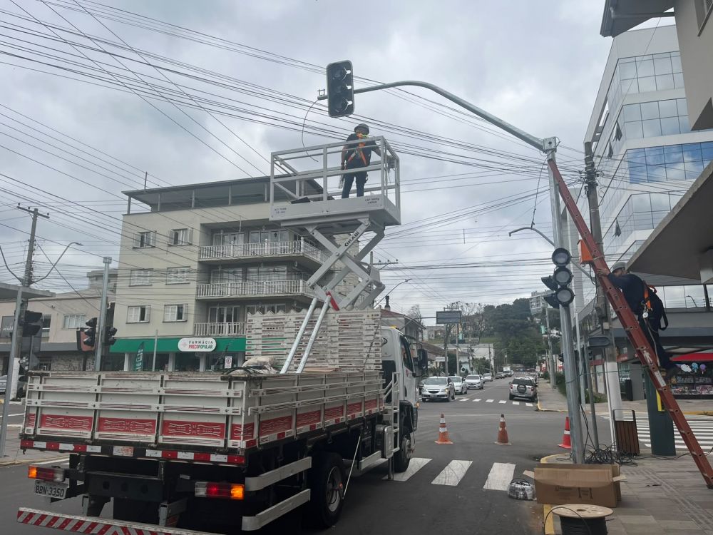 🚦  Novos semáforos vão mudar o trânsito em pontos estratégicos de Garibaldi